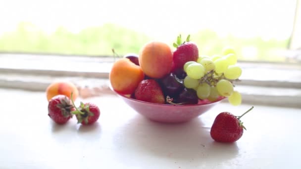 Las frutas diferentes veraniegas en el alféizar de ventana — Vídeos de Stock