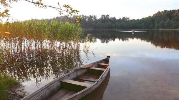 Barco en el lago — Vídeo de stock