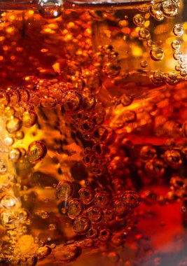 Cola cam buz ve gaz kabarcıkları.