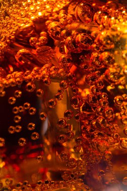 Cola cam buz ve gaz kabarcıkları.