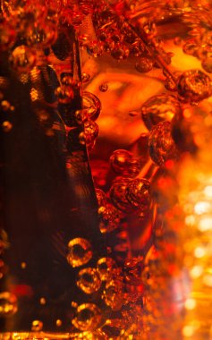 Cola cam buz ve gaz kabarcıkları.