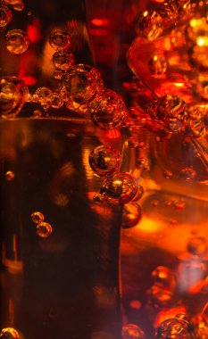 Cola cam buz ve gaz kabarcıkları.