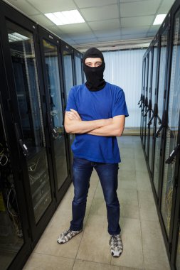 Maskeli cyber hacker