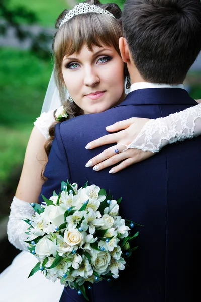 Bride hugging groom. — Stock Photo, Image