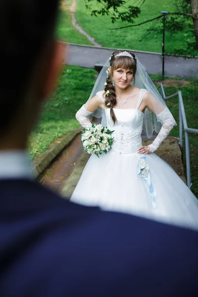 Bruid staande op een trap. — Stockfoto