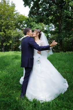 Gelin ve damat dans ediyor