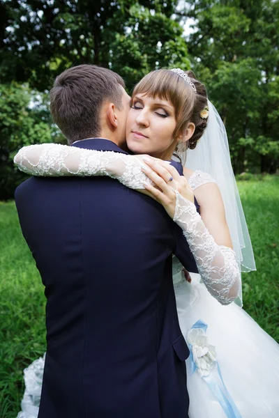 Braut und Bräutigam tanzen — Stockfoto
