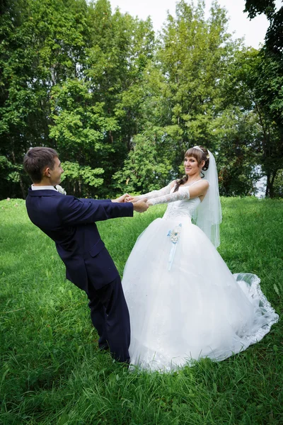 Bride and groom are dancing — Stock Photo, Image