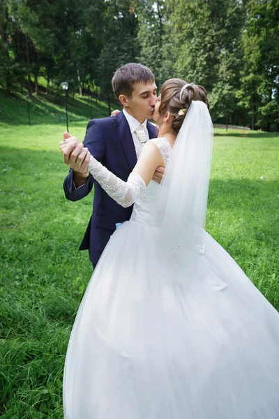 Наречена і наречений танцюють — стокове фото