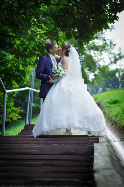Bruid en bruidegom zijn kussen — Stockfoto