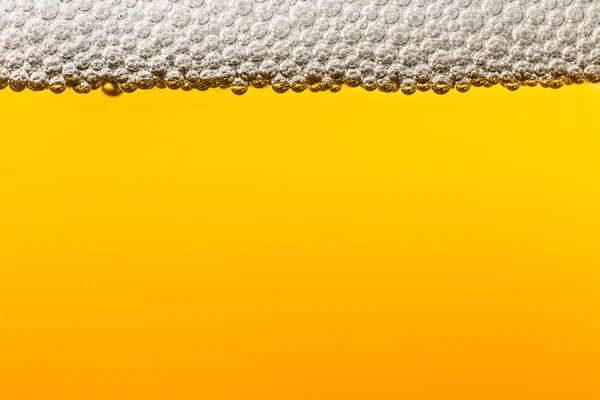 Birra con schiuma. Macro . — Foto Stock