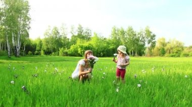 Genç anne ve çocuk ile tarlada çiçekler