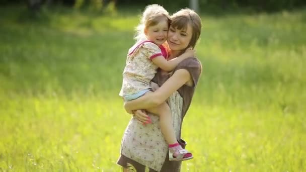 Heureuse jeune mère transforme le bébé — Video