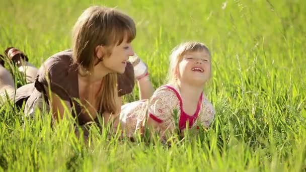 Feliz madre e hija en la hierba — Vídeo de stock