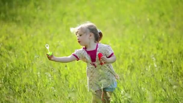 Hermosa niña jugando con burbujas — Vídeos de Stock