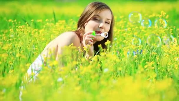 Schöne Dame in einem gelben Feld mit Blasen — Stockvideo