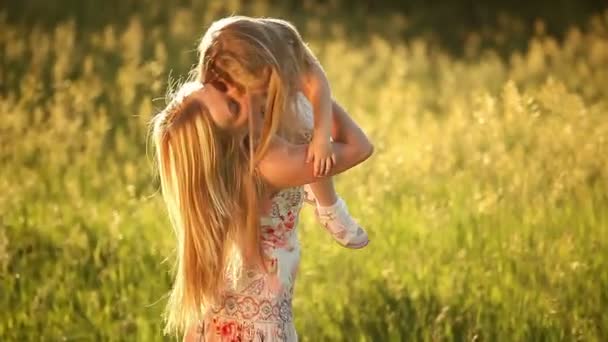 Mère heureuse jouant avec bébé sur la prairie — Video