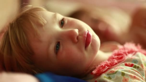 Kleines Mädchen im Bett grüßt — Stockvideo