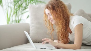 Dizüstü bilgisayar kullanan genç kadın