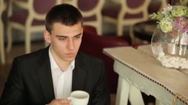 https://st2.depositphotos.com/1009303/7946/v/380/depositphotos_79469390-stock-video-young-man-drinking-coffee.jpg