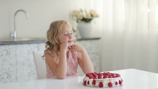 Hezká dívka s velkým dortem — Stock video