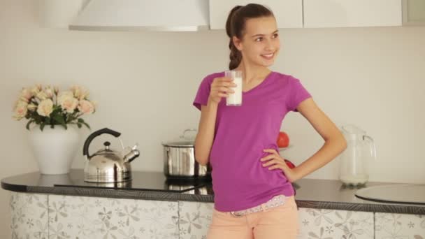 Teini-ikäinen kulutukseen maito — kuvapankkivideo