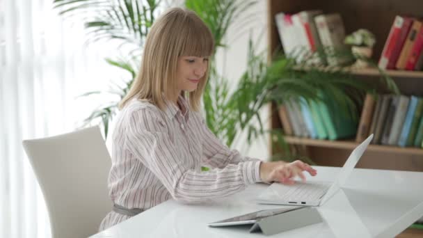 Mujer con tarjeta de crédito — Vídeo de stock