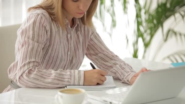 Vrouw werkt op laptop — Stockvideo