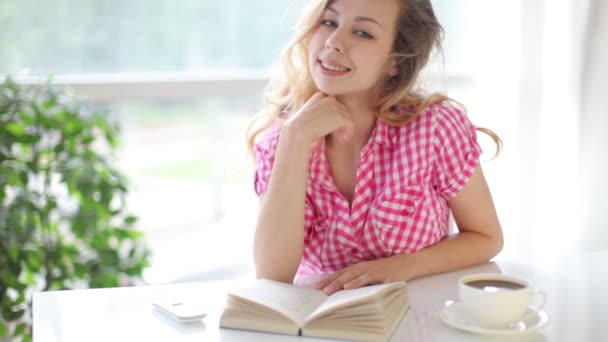 Menina leitura livro — Vídeo de Stock