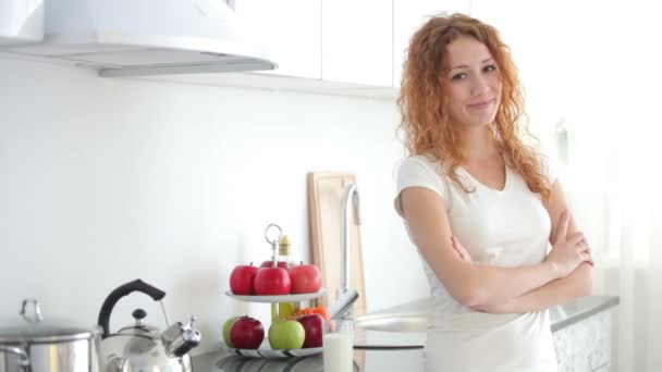 Mulher na cozinha beber leite — Vídeo de Stock