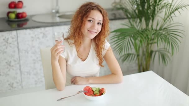 Jovem mulher s com tigela de salada — Vídeo de Stock