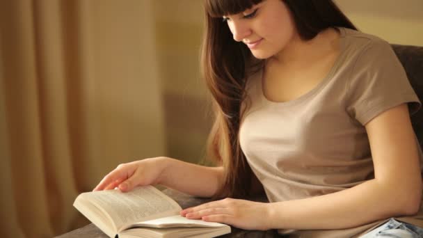 Mladá dívka čte knihu — Stock video