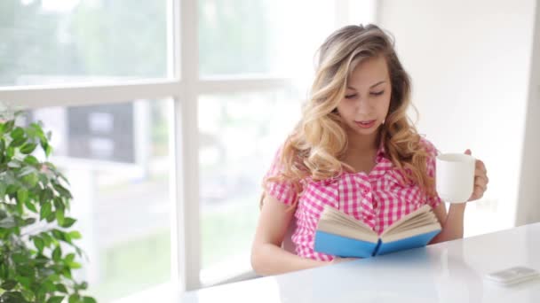 Libro de lectura mujer — Vídeos de Stock