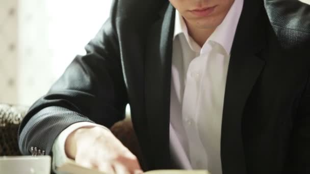 Mann liest ein Buch — Stockvideo