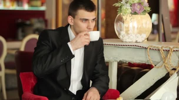 Homme buvant du café dans un café. — Video