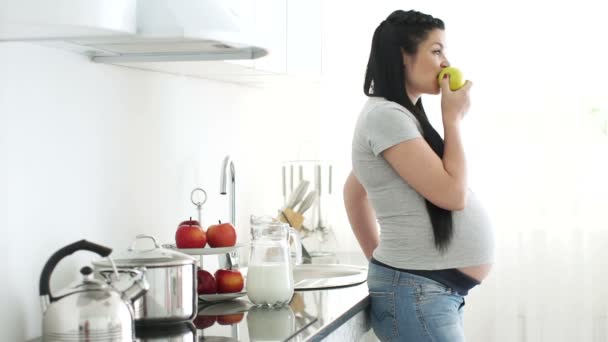 Mujer comiendo manzana — Vídeo de stock