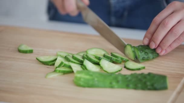 Jeune femme coupe légumes — Video