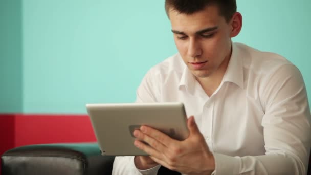 Guy psaní na tabletu — Stock video