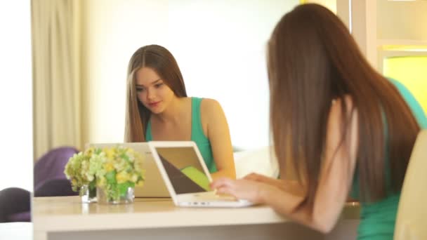 Menina usando laptop — Vídeo de Stock