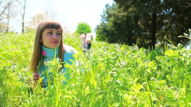 Mädchen liegt auf dem Gras — Stockvideo