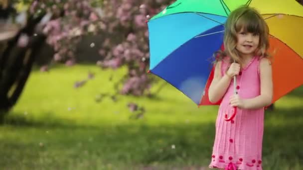 Meisje spelen met paraplu. — Stockvideo