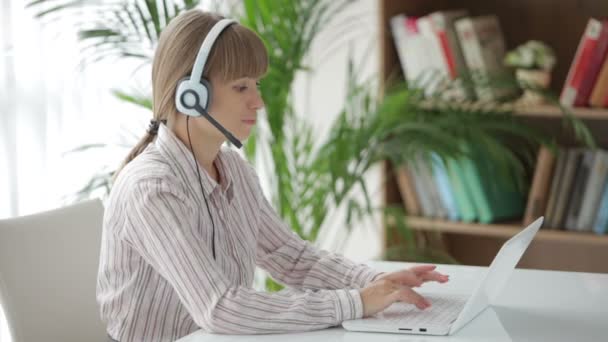 Frau arbeitet am Laptop. — Stockvideo