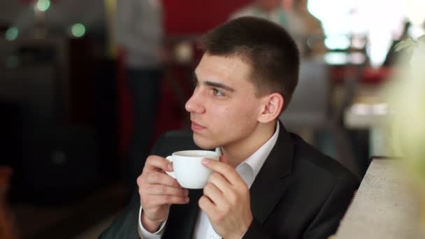 Joven bebiendo café — Vídeos de Stock