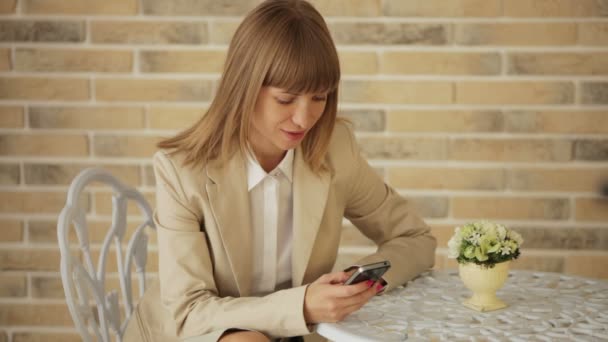 Woman using mobile phone — Stock Video