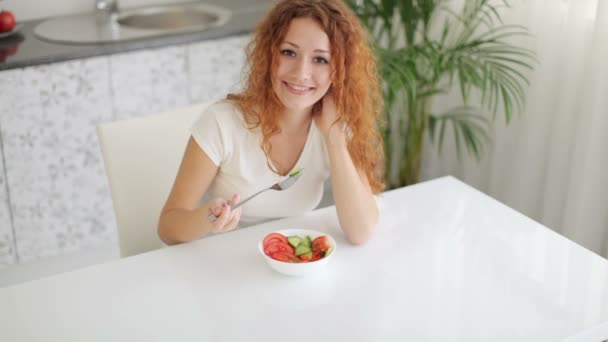Frau sitzt am Küchentisch — Stockvideo