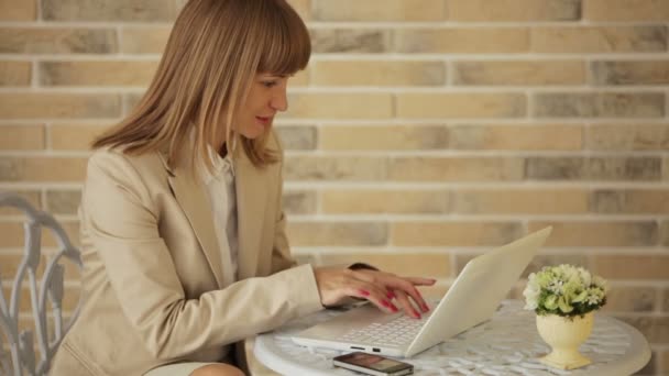 Vrouw met laptop. — Stockvideo