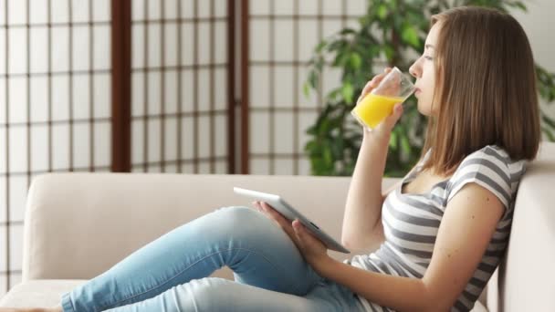 Teenager sitting  with tablet pc — Stock Video