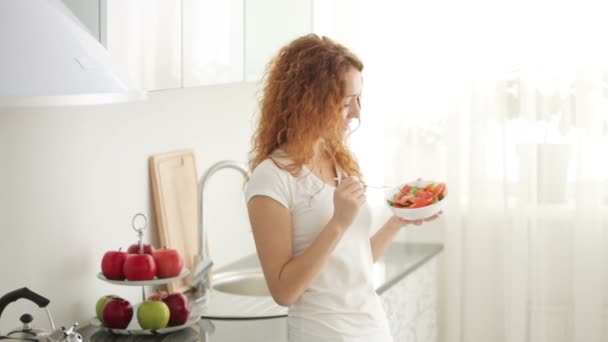 Женщина ест овощной салат — стоковое видео