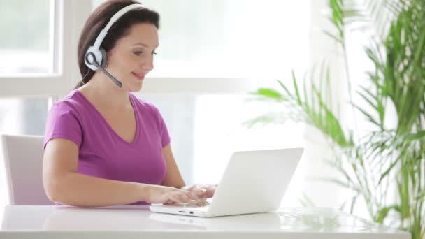 Call centre operator in headset — Stock Video