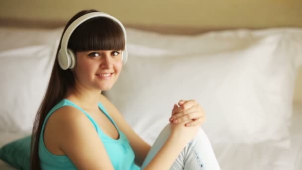 Girl listening to  music — Stock Video